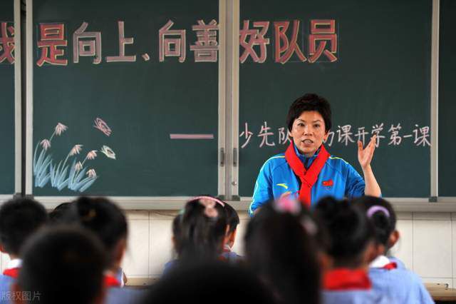 刘易斯分球给到鲍勃右路拿球盘带到禁区后一脚低射远角破门，贝尔格莱德红星0-2曼城。